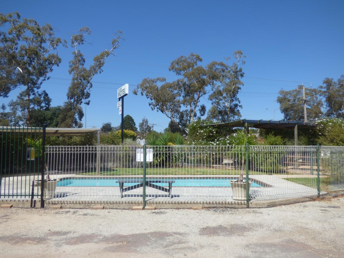 Calder Family Motel Bendigo Bagian luar foto