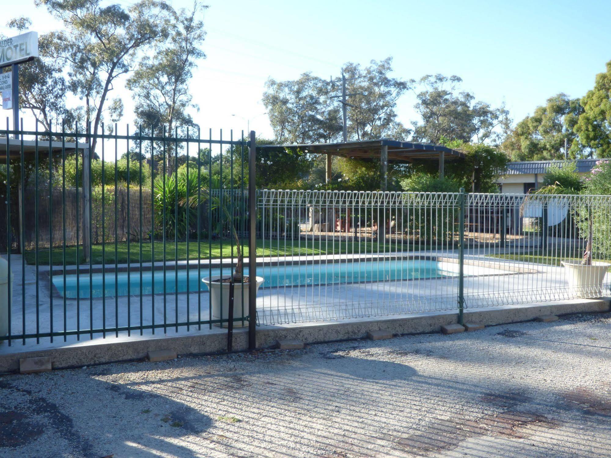Calder Family Motel Bendigo Bagian luar foto
