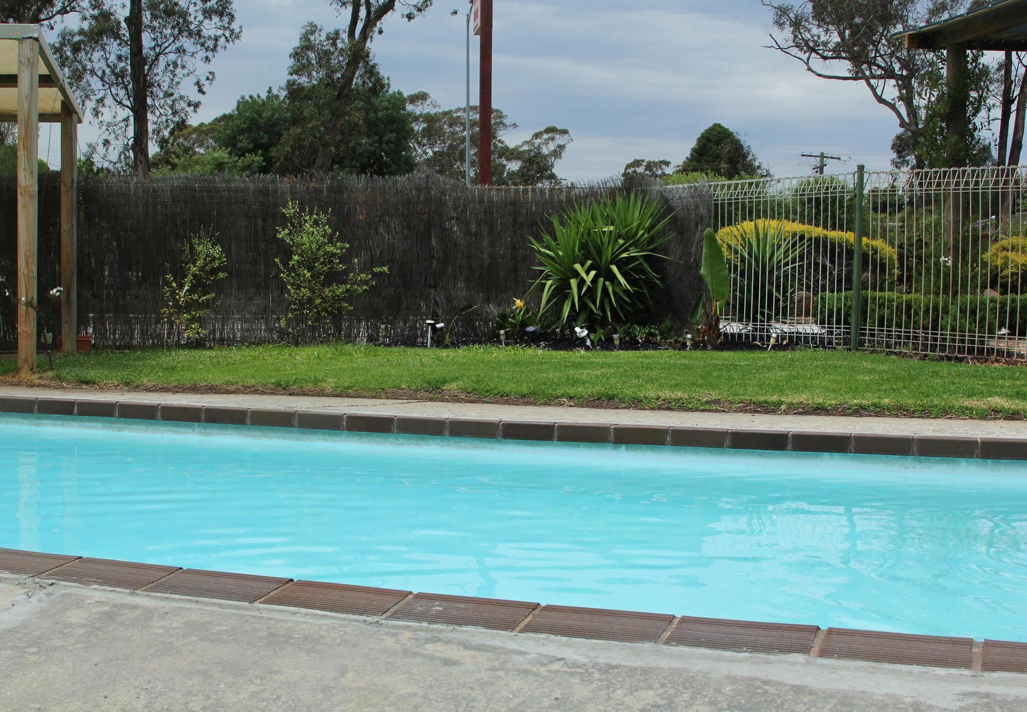 Calder Family Motel Bendigo Bagian luar foto